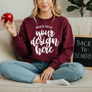 Kastanienbraun Gildan 18000 Lehrer Mockup Sweatshirt Gildan Zurück zu Schule Mockup G18000 Kastanienbraun Mockup Schüler Mocks Erster Schultag Mock-up
