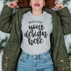 Askgrå G5000 Vintersnömodell Jul Gildan 5000 T-shirt Mockup Mysigt kallt väder Mockup Högtider