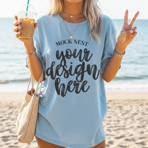 Hellblau Gildan 5000 Mockup Hellblaues T-Shirt Mockup Sommer Mockup Modell Mockup Gildan 5000 Hellblau Shirt Mockup Strand Mockup Trendy