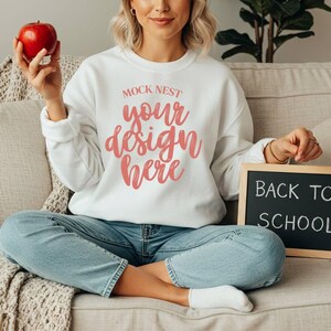 Weiß Gildan 18000 Lehrer Mockup Sweatshirt Gildan Back to School Mockup G18000 Weiß Mockup Schüler Mocks Erster Schultag Mock-up