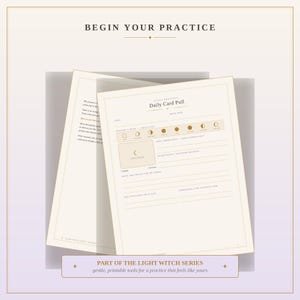 Può includere: Una pagina di diario per l'estrazione giornaliera delle carte color crema con testo scuro. L'intestazione recita BEGIN YOUR PRACTICE e Daily Card Pull. Include sezioni per data, mazzo utilizzato, fasi lunari, carta estratta e intenzioni.