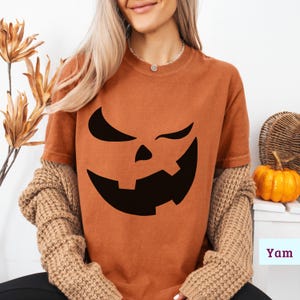 パンプキンフェイスのハロウィンコンフォートカラーシャツ、ジャック・オー・ランタンの秋グラフィックTシャツ、ヴィンテージのスプーキーシーズンTシャツ、大人向けの面白い秋のギフト