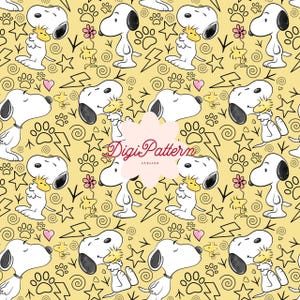 Op de afbeelding: Een herhalend patroon met Snoopy- en Woodstock-personages op een lichtgele achtergrond. Het ontwerp bevat sterren, pootafdrukken, harten en bliksemschichten in zwart. De tekst "DigiPattern ATELIER" is ook aanwezig.