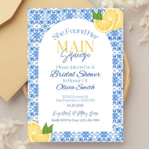 Puede incluir: Invitación a una despedida de soltera con un borde de patrón de azulejos azules y blancos. La invitación presenta el texto "She Found Her Main Squeeze" e incluye detalles para la despedida de soltera de Olivia Smith, con ilustraciones de limones.