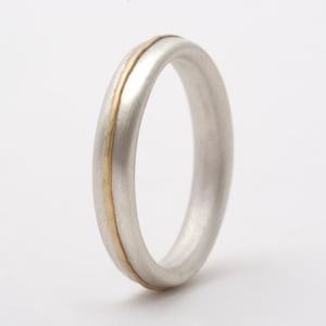 Dünner Silberring mit 18 Karat Gelbgold Detail|zeitgenössischer & einzigartiger Unisex Ehering| persönliche Gravur erhältlich|18 Karat Gelbgold Band Detail