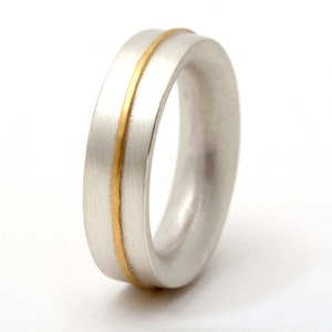 Silberring mit Banddetail aus 18 Karat Gelbgold - moderner Unisex-Ehering - perfekt für den Alltag - personalisierte Gravur möglich