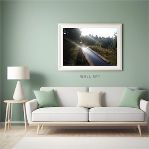 Descarga digital de una fuente forestal: arte mural minimalista de naturaleza, póster imprimible de paisaje sereno