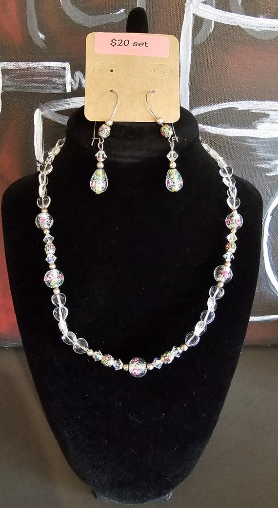 Beaded floral beaded necklace