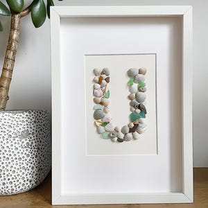 Letras enmarcadas personalizadas de conchas marinas, regalo de arte en vidrio y piedra.