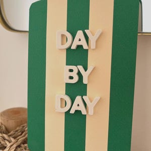 Carte mantra « DAY BY DAY » – Message en jesmonite blanche – Fait main – Motivation – Idée cadeau originale – Format 10x15 cm