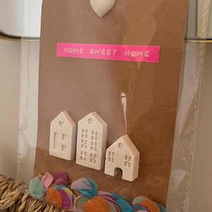 Carte « Home Sweet Home » – Carte fait main en papier kraft avec motif jesmonite – Ruban Dymo & confettis – Idée cadeau crémaillère – 10x15
