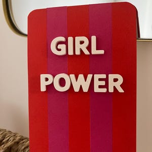 Carte « girl power » – Message en jesmonite blanche – Carte féministe artisanale – Idée cadeau pour femme – Format 10x15 cm – Fait main