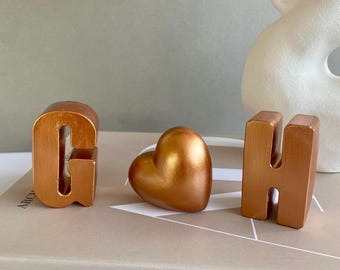 Personalisierte Buchstaben aus Kupferbeton mit Herz – Geschenk zum 7. Hochzeitstag
