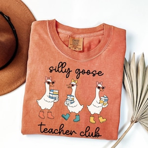 Camiseta Silly Goose, Camiseta Silly Goose para Professor, Camiseta para Professor, Camiseta de Volta às Aulas, Camiseta para Professor do Ensino Fundamental, Camiseta Engraçada para Professor, Cores Confortáveis