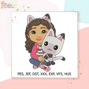 Pode incluir: Um design de bordado com uma menina de desenho animado com cabelo castanho, uma faixa de orelhas de gato, um casaco rosa e uma camisa listrada, abraçando um gato cinzento. O design inclui o texto "PES, JEF, DST, XXX, EXP, VP3, HUS".