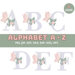 Op de afbeelding: Geborduurde letters A t/m F, elk versierd met een vlinder en bloemenontwerp. De tekst "ALPHABET A-Z" wordt weergegeven, samen met bestandsformaatdetails en een "4 MATEN" indicator, in zachte kleuren.