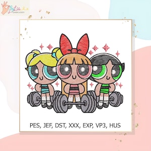 Può includere: Un ricamo con le Superchicche che sollevano pesi. I personaggi dei cartoni animati hanno capelli biondi, rossi e neri. Il design include il testo "PES, JEF, DST, XXX, EXP, VP3, HUS".