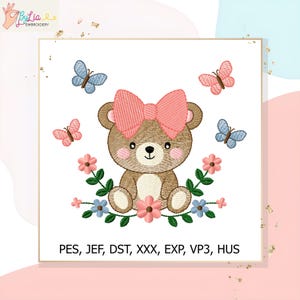 Pode incluir: Um desenho bordado com um urso de pelúcia marrom com um laço rosa, rodeado por borboletas e flores rosa e azuis. O desenho é para máquinas de bordar e inclui vários formatos de arquivo.