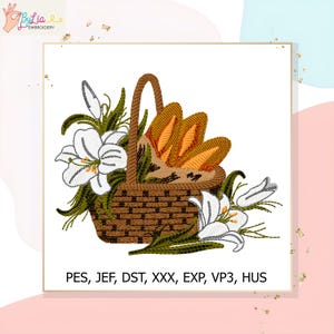 Pode incluir: Um design bordado com uma cesta marrom cheia de pão, rodeada por lírios brancos e folhas verdes. A cesta tem uma textura tecida e uma alça curva. O design inclui o texto "ByLia Embroidery" e tipos de arquivo.
