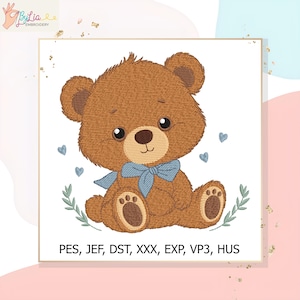 Pode incluir: Ilustração de um urso de pelúcia marrom com uma gravata borboleta azul, rodeado por corações azuis e vegetação. A imagem inclui o texto "PES, JEF, DST, XXX, EXP, VP3, HUS" na parte inferior e o logotipo "Bylia Embroidery" no canto superior esquerdo.