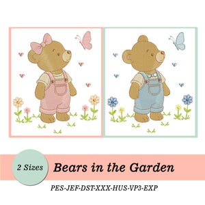 Pode incluir: Dois painéis bordados com ursinhos num jardim. Um urso usa macacão rosa e laço, o outro macacão azul. Borboletas, flores e corações decoram o fundo. O texto "Bears in the Garden" é exibido abaixo dos painéis.