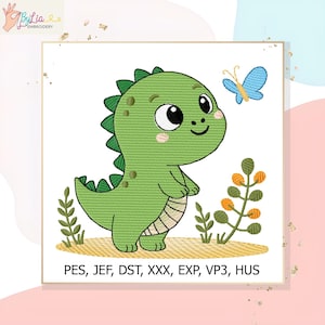 Pode incluir: Design bordado de um simpático dinossauro verde com uma borboleta azul. O design inclui plantas verdes e laranja, e o texto "PES, JEF, DST, XXX, EXP, VP3, HUS".