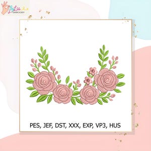 Pode incluir: Um design de bordado com um arranjo floral de rosas cor-de-rosa, folhas verdes e pequenos botões cor-de-rosa. O design está sobre um fundo branco com o texto "PES, JEF, DST, XXX, EXP, VP3, HUS". O logotipo ByLia Embroidery está no canto superior esquerdo.