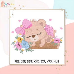 Pode incluir: Um desenho bordado de um urso de pelúcia adormecido com um laço e asas rosa, descansando em um tronco com flores. O desenho inclui o texto "PES, JEF, DST, XXX, EXP, VP3, HUS".