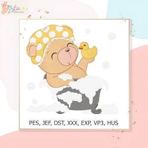 Pode incluir: Design bordado de um urso de pelúcia tomando banho, usando um gorro amarelo de bolinhas e segurando um patinho de borracha amarelo. A imagem inclui o texto "PES, JEF, DST, XXX, EXP, VP3, HUS".