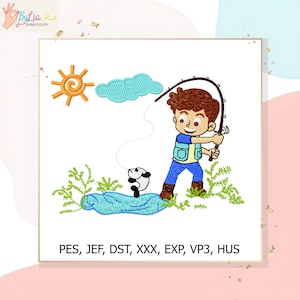 Pode incluir: Um desenho de bordado com um menino pescando. O menino, vestido de azul, segura uma vara de pescar com uma linha presa a um peixe. Um sol e uma nuvem estão no fundo. O desenho inclui o texto "ByLia Embroidery" e tipos de arquivo.
