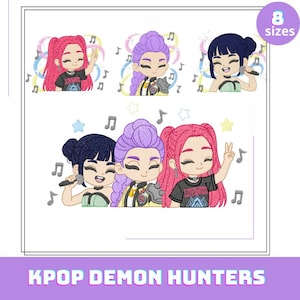 Pode incluir: Design bordado com tema K-pop apresentando personagens de desenhos animados com cabelo rosa, roxo e azul, segurando microfones e fazendo o sinal de paz. Notas musicais e estrelas cercam os personagens. O texto na parte inferior diz "KPOP DEMON HUNTERS."