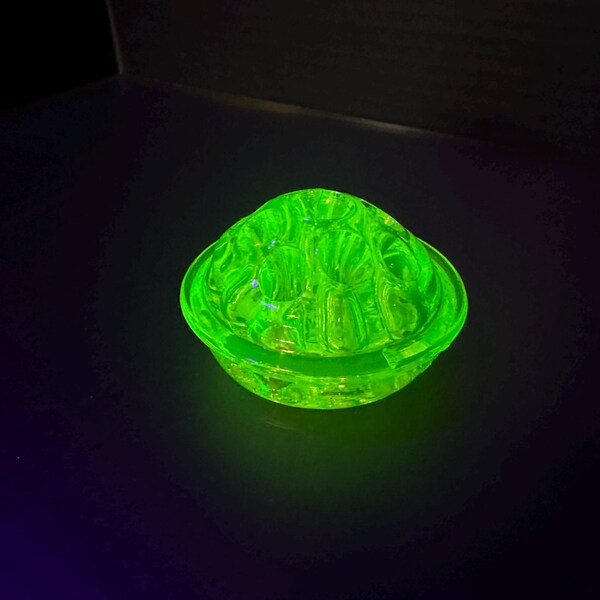 Cambridge Glass Light Emerald Green Flower Blocks (żaby) - TYLKO PRZEDMIOT C