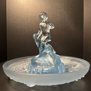 August Walther & Sohne Glass Flotenspieler in Lily Bowl