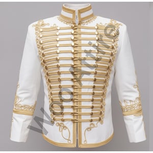 Könnte beinhalten: Eine weiße Jacke im Militärstil mit goldfarbenen Verzierungen und Knöpfen. Die Jacke hat einen hohen Kragen und aufwendige goldene Stickereien an den Ärmeln und der Vorderseite. Das Design umfasst mehrere Reihen goldener Seildetails und dekorative goldene Knöpfe.