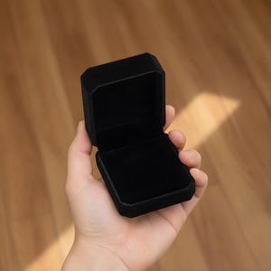 Black Velvet Pendant Gift Box – Soft Lined Jewelry Display Case