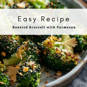 Op de afbeelding: Een close-up van geroosterde broccoli met Parmezaanse kaas in een lichtgrijze schaal. De broccoliroosjes zijn donkergroen met een licht verkoold uiterlijk en de Parmezaanse kaas is geschaafd. De tekst "Easy Recipe" en "Roasted Broccoli with Parmesan" staat bovenaan.
