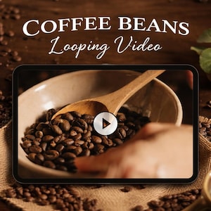 Può includere: Un tablet digitale mostra un video in loop di chicchi di caffè. Il video mostra un cucchiaio di legno che raccoglie chicchi di caffè da una ciotola di ceramica. Il testo "COFFEE BEANS Looping Video" è visualizzato nella parte superiore dell'immagine.