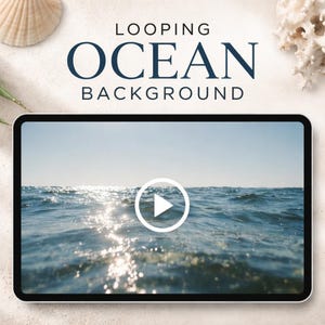 Puede incluir: Una tableta muestra un vídeo en bucle de fondo oceánico con un botón de reproducción. El texto "LOOPING OCEAN BACKGROUND" está encima de la tableta. Conchas marinas y una planta en el fondo.