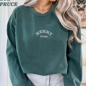 Embroidered Custom Mummy Est Date Sweatshirt, Mother&#39;s Day Gift, Cool Mom, Personalized Mama Sweatshirt, Mama Est 2025 Sweatshirt
