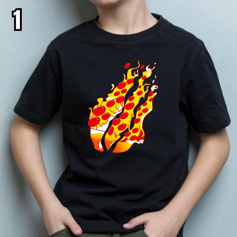 K&ouml;nnte beinhalten: Schwarzes T-Shirt mit einem Pizzast&uuml;ck-Motiv. Die Grafik zeigt ein stilisiertes Pizzast&uuml;ck mit roter Peperoni, gelbem K&auml;se und einem flammenartigen Design. Das T-Shirt ist kurz&auml;rmlig.