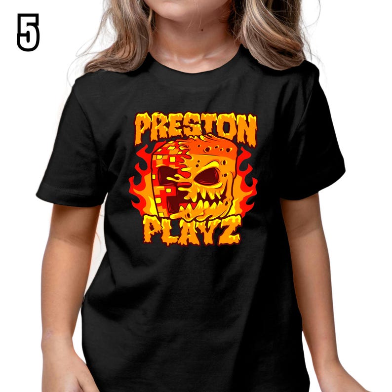 K&ouml;nnte beinhalten: Schwarzes T-Shirt mit dem Text "PRESTON PLAYZ" in Orange und Gelb und einer feurigen Grafik eines pixeligen Sch&auml;dels. Die Zahl "5" befindet sich in der oberen linken Ecke.