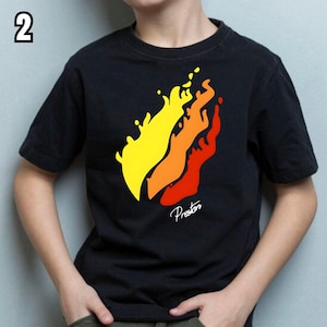 K&ouml;nnte beinhalten: Schwarzes T-Shirt mit einem Flammen-Design in Gelb, Orange und Rot. Das Wort "Preston" ist in Kursivschrift unter den Flammen geschrieben. Die Zahl "2" befindet sich in der oberen linken Ecke.