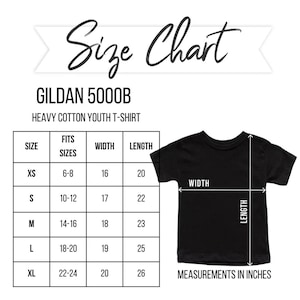 K&ouml;nnte beinhalten: Ein schwarzes Jugend-T-Shirt mit einer Gr&ouml;&szlig;entabelle. Die Tabelle listet die Gr&ouml;&szlig;en XS bis XL mit den entsprechenden Breiten- und L&auml;ngenma&szlig;en in Zoll auf. Der Text "Size Chart" steht oben und "Measurements in Inches" unten.