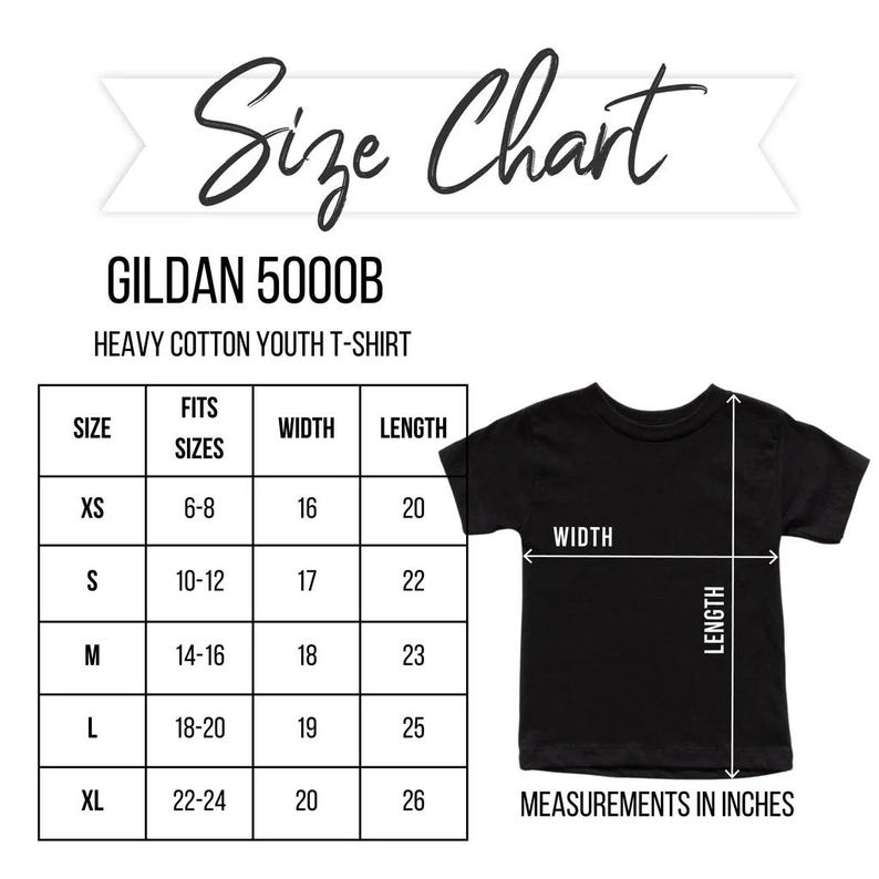 K&ouml;nnte beinhalten: Ein schwarzes Jugend-T-Shirt mit einer Gr&ouml;&szlig;entabelle. Die Tabelle listet die Gr&ouml;&szlig;en XS bis XL mit den entsprechenden Breiten- und L&auml;ngenma&szlig;en in Zoll auf. Der Text "Size Chart" steht oben und "Measurements in Inches" unten.