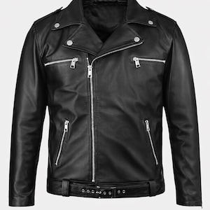 Puede incluir: Una chaqueta de moto de cuero negro con un cuello ancho de muesca con botones a presión plateados, cierre frontal asimétrico de cremallera, tres bolsillos con cremallera en el pecho y la cintura, y un cinturón con hebilla en el dobladillo.