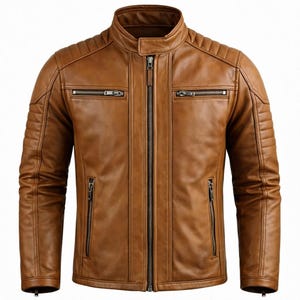 Puede incluir: Una chaqueta de cuero color canela con cuello alzado, cierre de cremallera central, dos bolsillos horizontales con cremallera en el pecho y dos bolsillos verticales con cremallera en la cintura. Hombros y mangas acolchados.