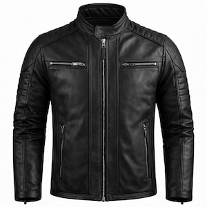 Puede incluir: Chaqueta de cuero negra con cuello alzado y cremallera. La chaqueta tiene detalles acolchados en hombros y brazos, dos bolsillos en el pecho con cremallera y dos bolsillos para las manos con cremallera. Prenda de abrigo clásica y elegante.