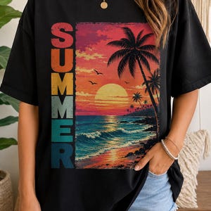 Peut inclure: T-shirt noir avec une scène de plage au coucher du soleil. Le mot "SUMMER" est imprimé verticalement. Le motif comprend des palmiers, des vagues océaniques et un ciel coloré avec un soleil couchant. Coupe décontractée.