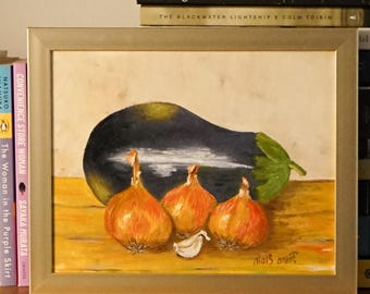Könnte beinhalten: Gerahmtes Stillleben-Gemälde mit einer großen Aubergine, drei Zwiebeln und einer Knoblauchzehe. Die Aubergine ist dunkelviolett, die Zwiebeln goldbraun und der Knoblauch weiß. Der Hintergrund ist warmgelb.