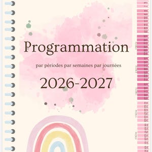 Peut inclure: Un agenda à reliure spirale sur fond crème, orné d'une tache d'aquarelle rose, d'un arc-en-ciel pastel et du texte Programmation par périodes par semaines par journées 2026-2027. Il comporte cinq onglets de période et des sections hebdomadaires.
